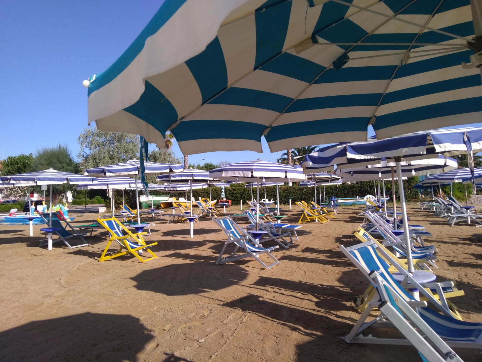 La spiaggia riservata del lido con gli ombrelloni e le sdraio