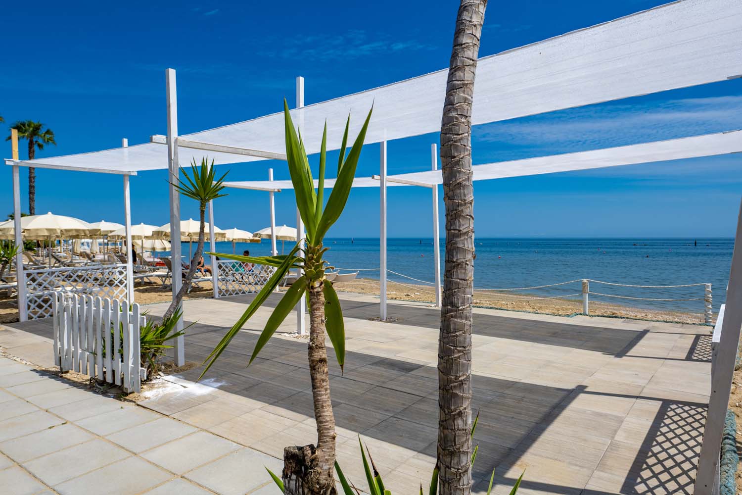 La terrazza del lido con il gazebo e la vista sul mare
