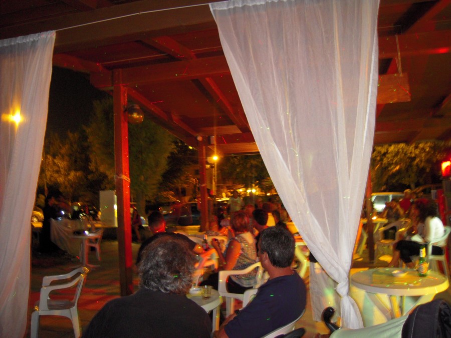 Le serate danzanti al lido con i tavoli sotto il gazebo e le tende bianche